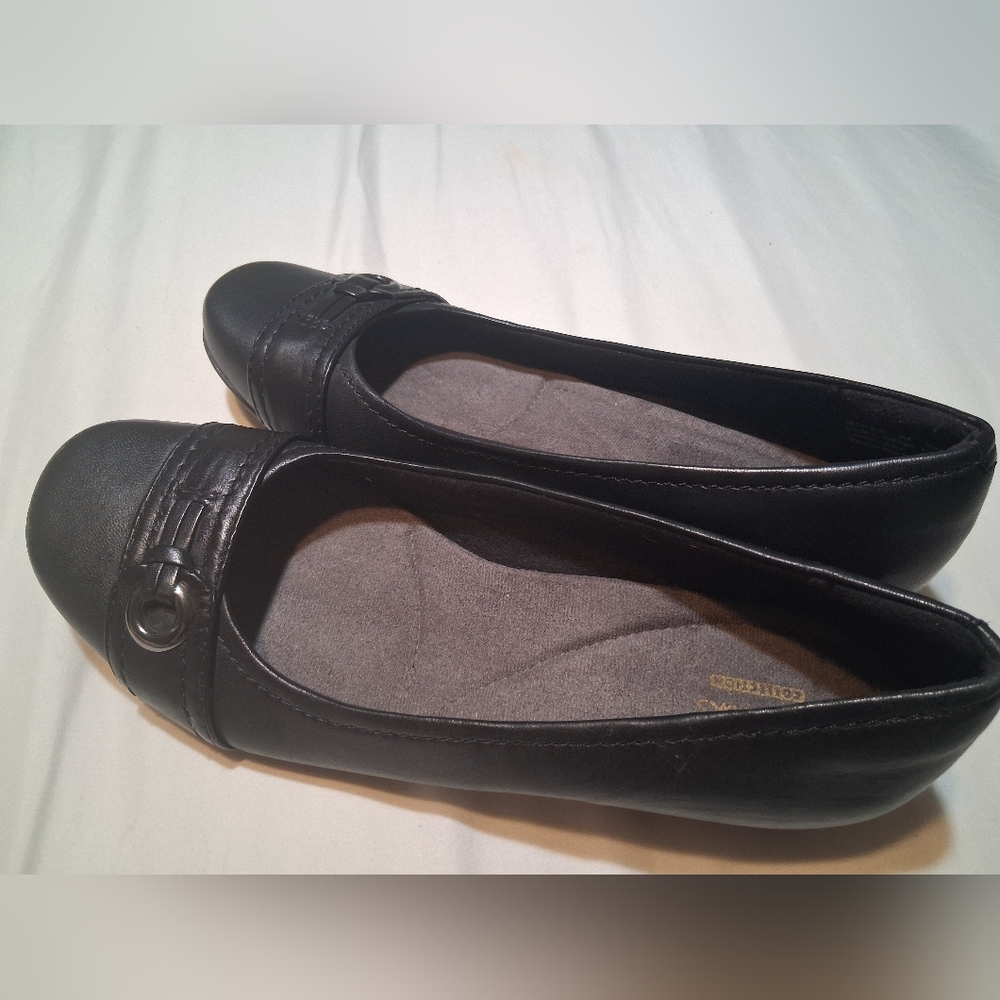 Clarks Collection Classic Black Leather Ballet Flats / Loafers - Size 8M
